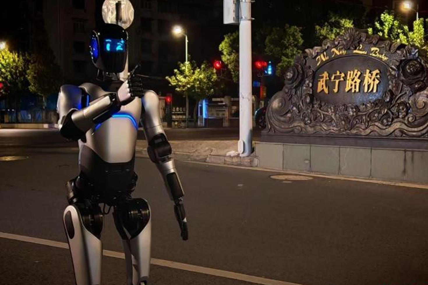 Çin’in insansı robotu A2, yürüyüş rekoru kırdı