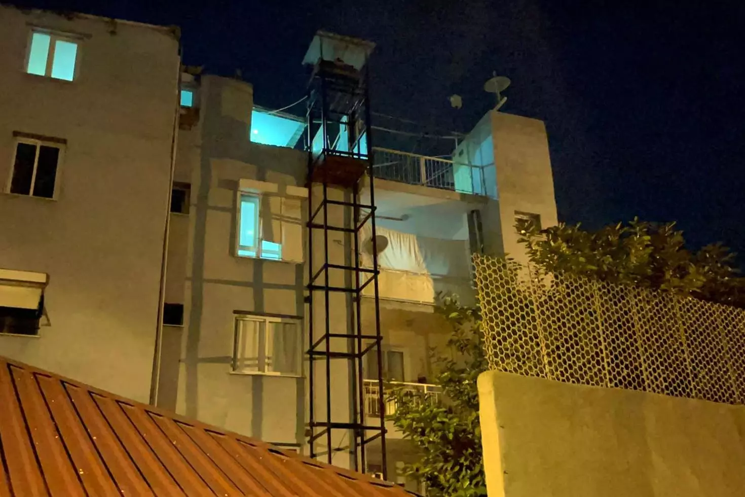 Kardeşi için yaptırdığı engelli asansöründen düşerek öldü