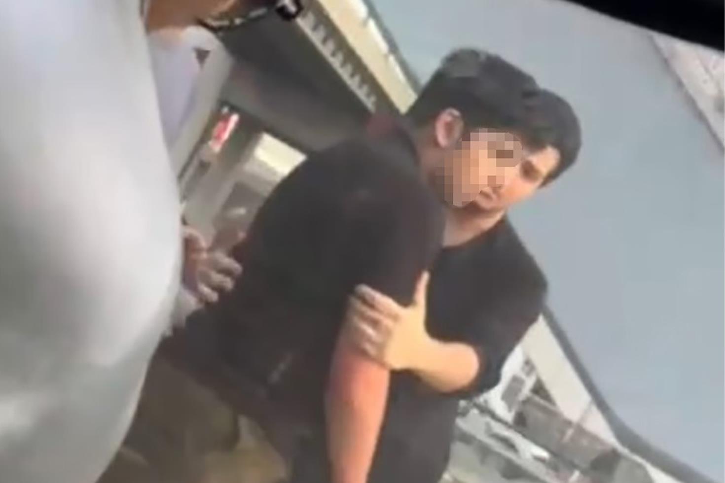 İzmir metrosunda panik: Yolculara küfür edip kapılara vurdu