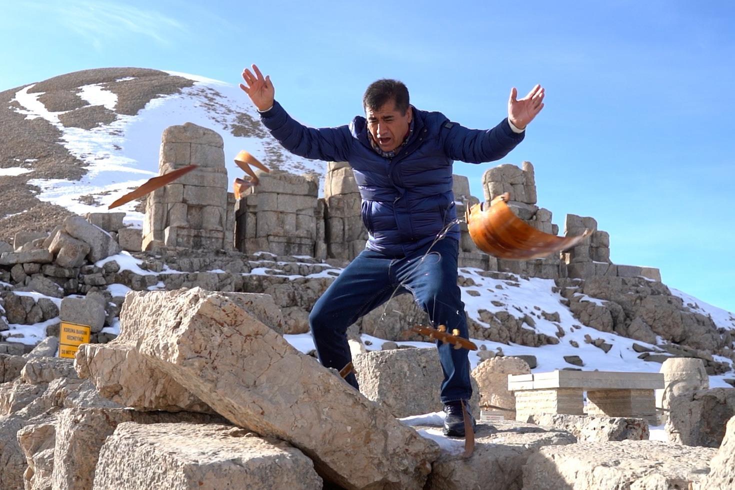 Türkücü Aydın Aydın yapay zekaya savaş açıp sazını taşa vurup kırdı