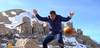 Ünlü türkücü isyan etti! Sazını taşa vurup parçaladı