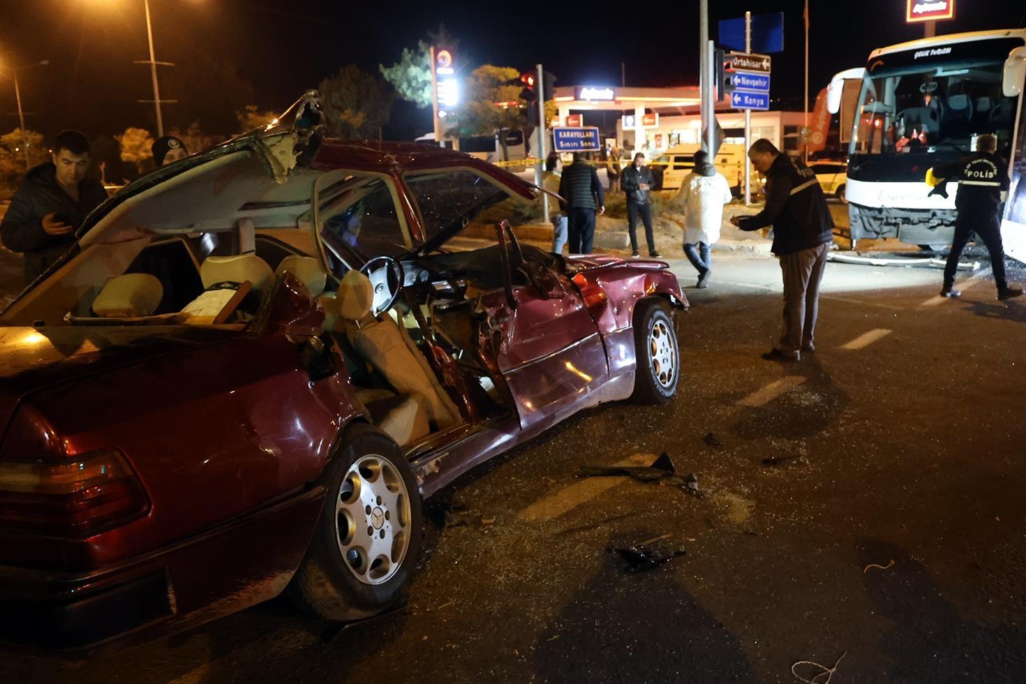 Nevşehir’de turistleri taşıyan otobüs ile otomobil çarpıştı: 2 ölü, 3 yaralı
