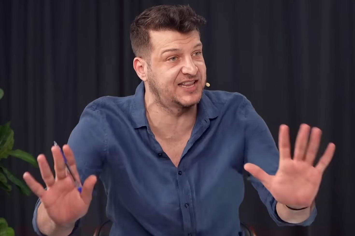 Eski futbolcu Batuhan Karadeniz hakkında kırmızı bülten çıkarıldı