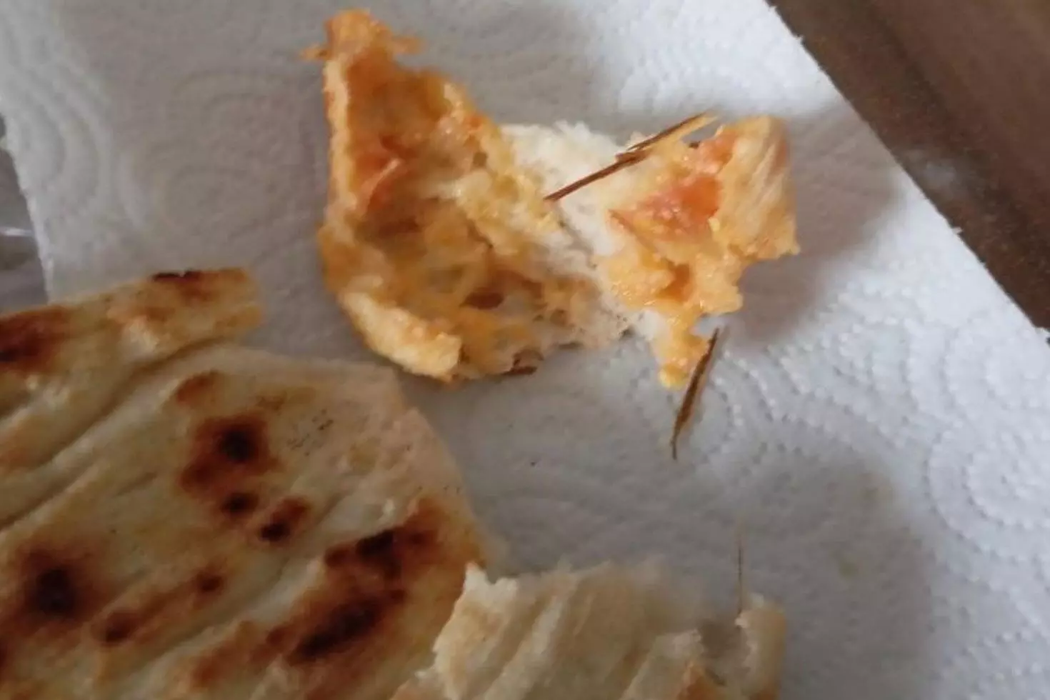 Ekmeğin içerisinden odun parçaları çıktı