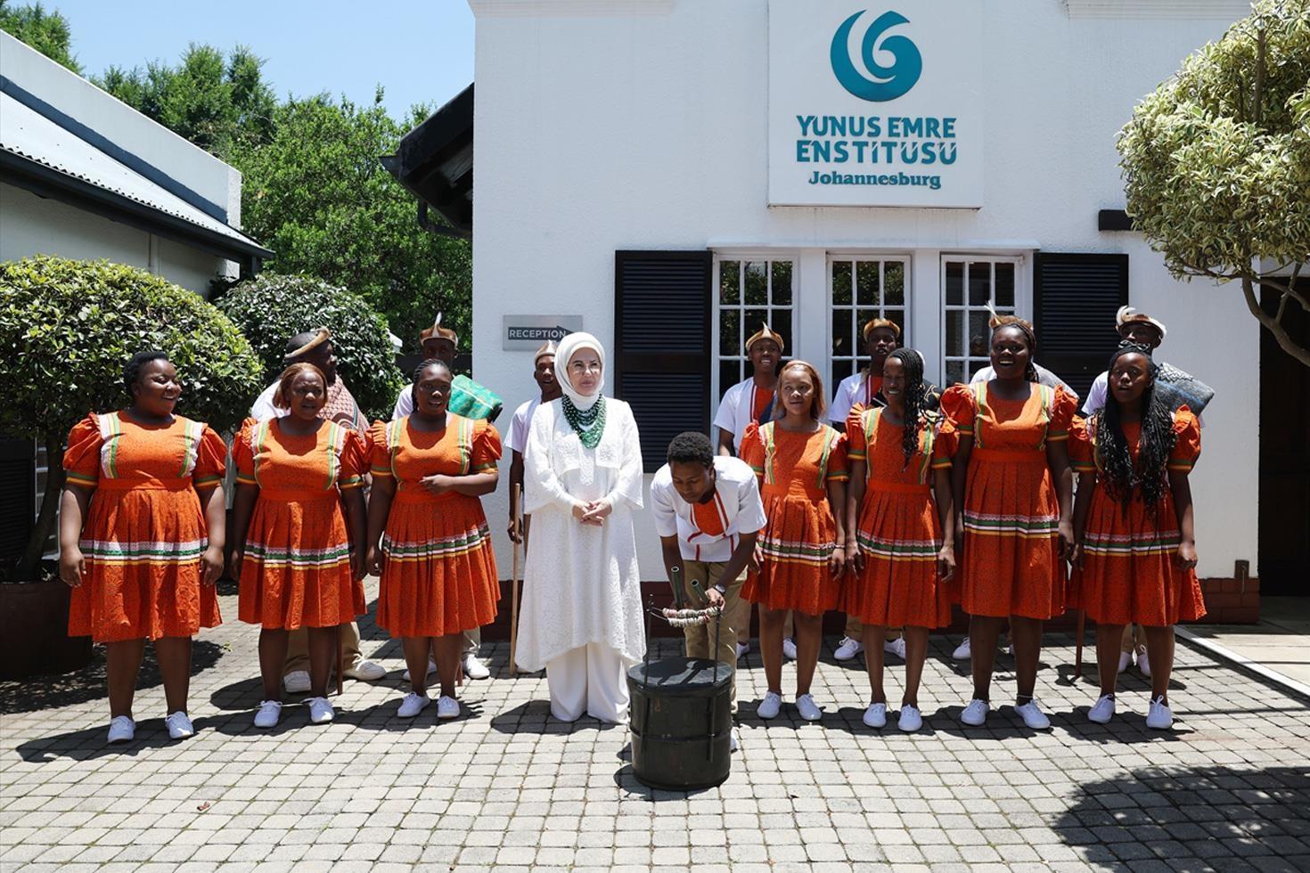 Emine Erdoğan Güney Afrika’da Yunus Emre Enstitüsünü ziyaret etti