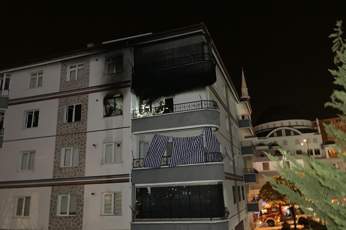 Apartmanda doğal gaz patlaması Ev kısa sürede küle döndü