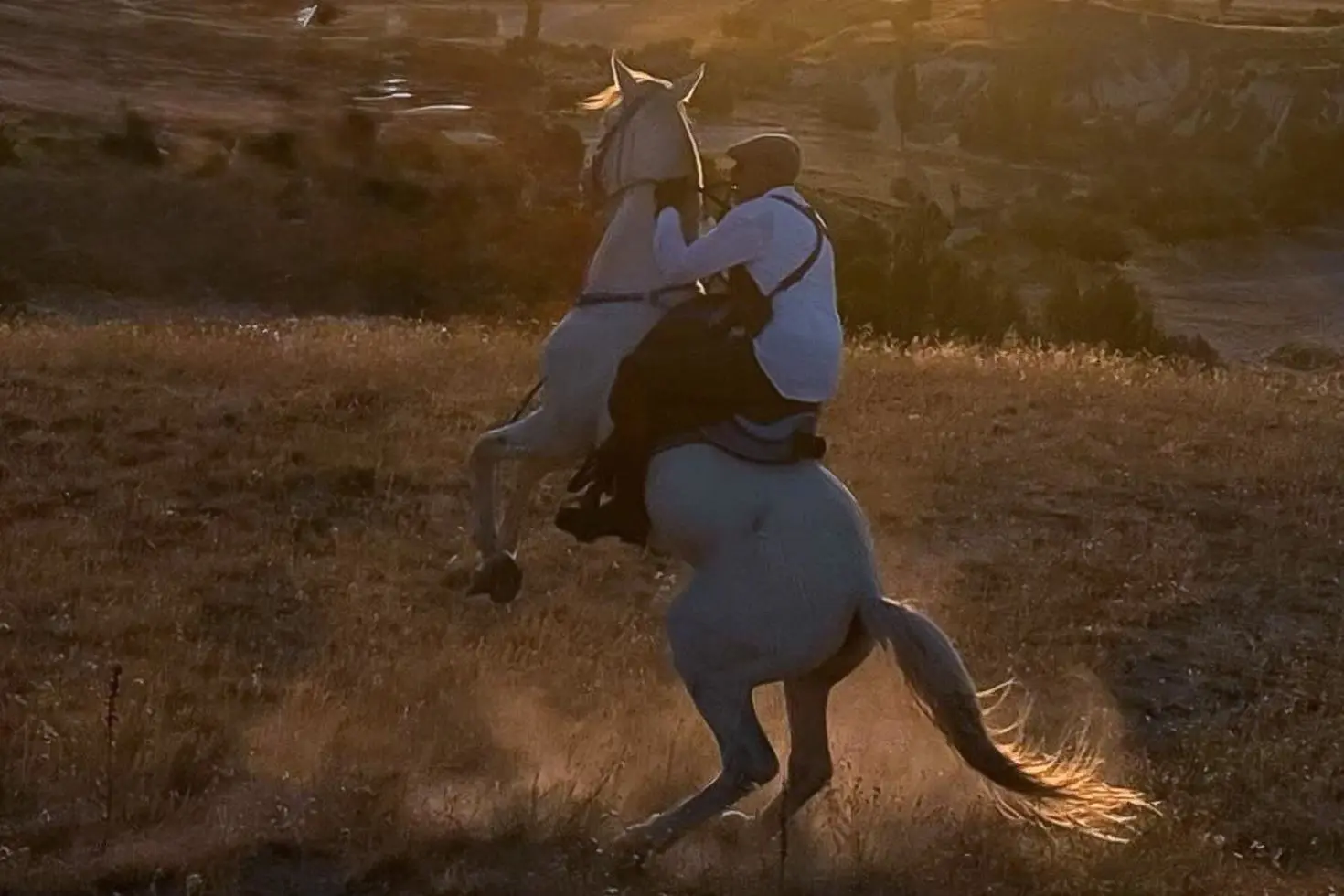 At üstündeyken elektrik direğine çarpan adam hayatını kaybetti