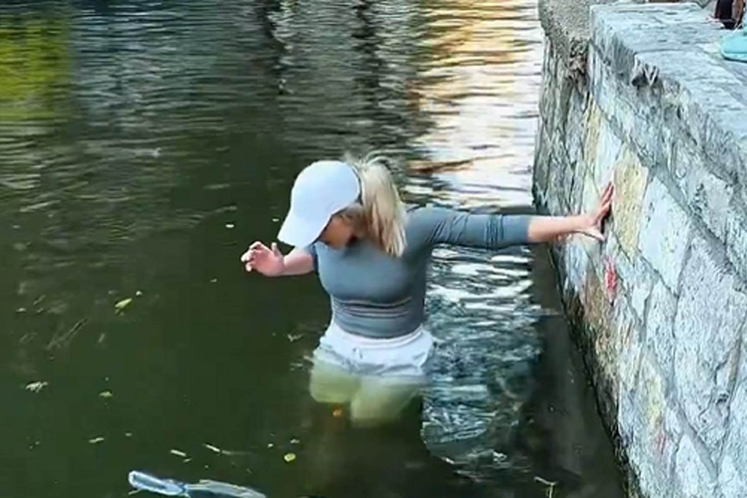 E-coli uyarılarını umursamayan kadın telefonu için nehre girdi