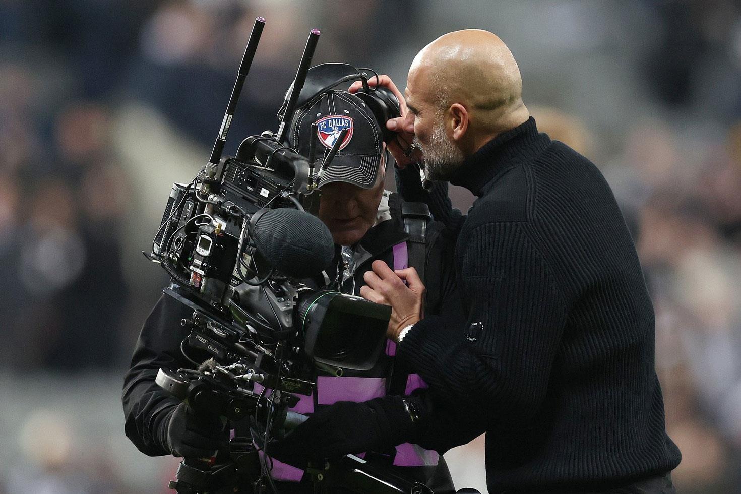 Kaybettiği maç sonrası kameramana tepki gösteren Pep Guardiola özür diledi