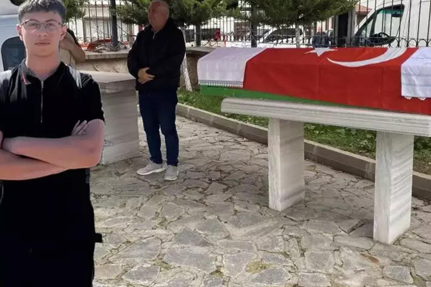 Sınıf arkadaşının yumruğuyla ölen 16 yaşındaki İsmail Mert Bilecik’te toprağa verildi