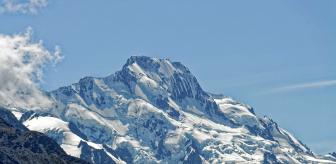 Birbirlerine bağlı 2 dağcı düşerek feci şekilde can verdi