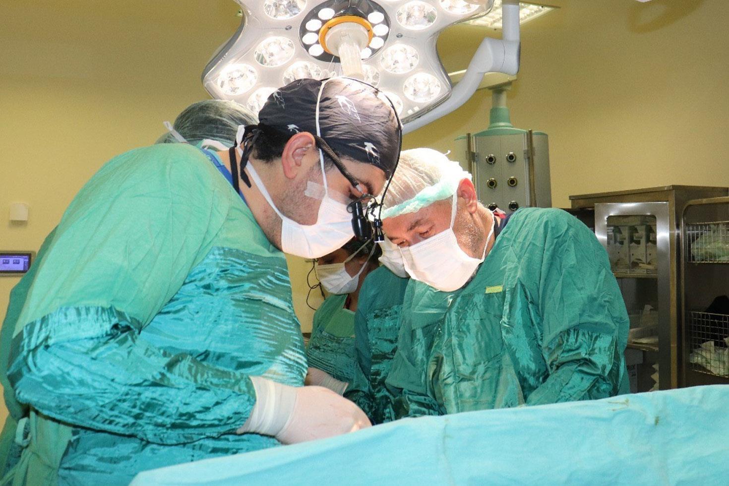 Karın ağrısıyla şikayetiyle gitti, karnından iki karpuz ağırlığında tümör çıktı