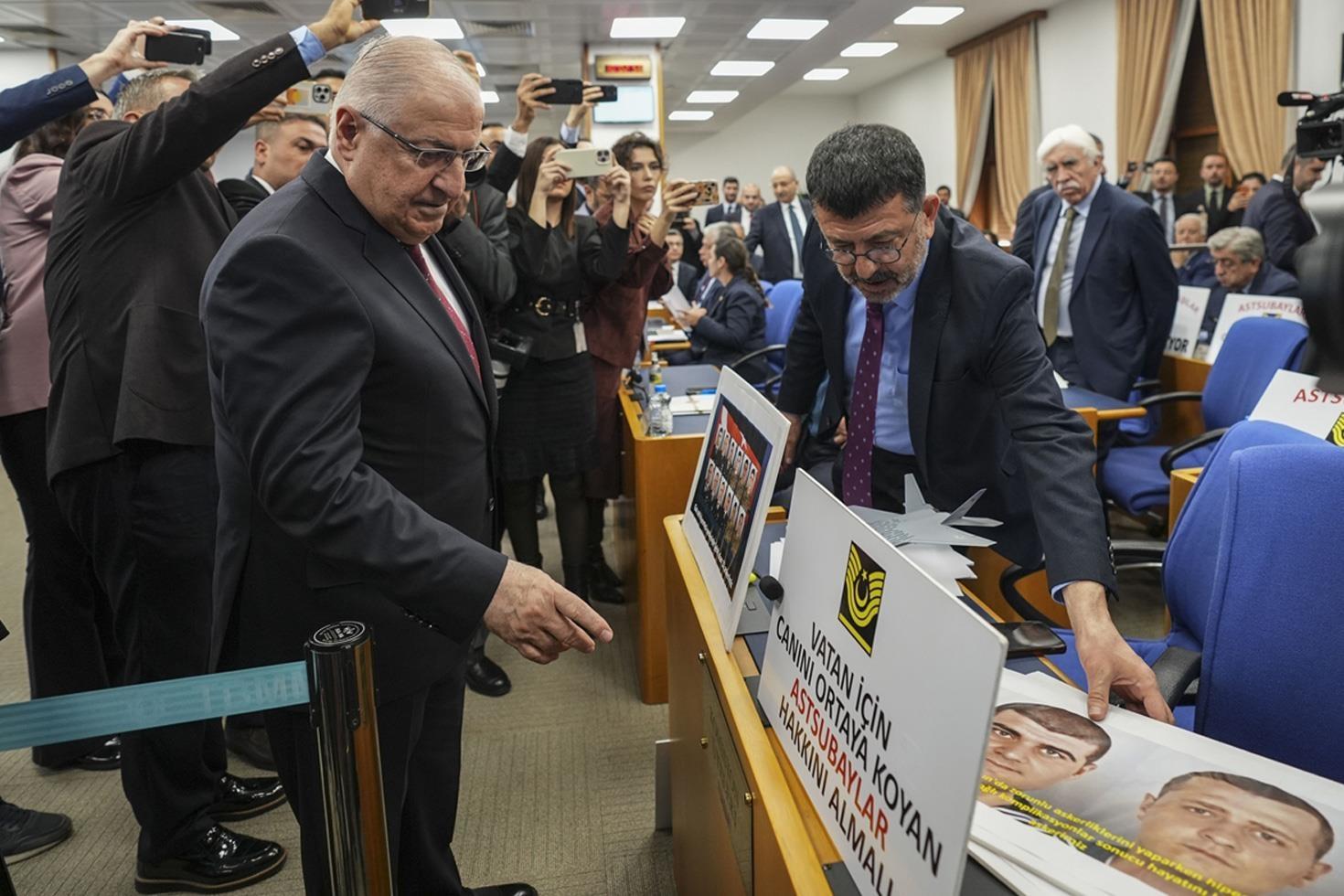 CHP’li vekiller bütçe görüşmelerinde Bakan Güler’i şehit fotoğraflarıyla karşıladı