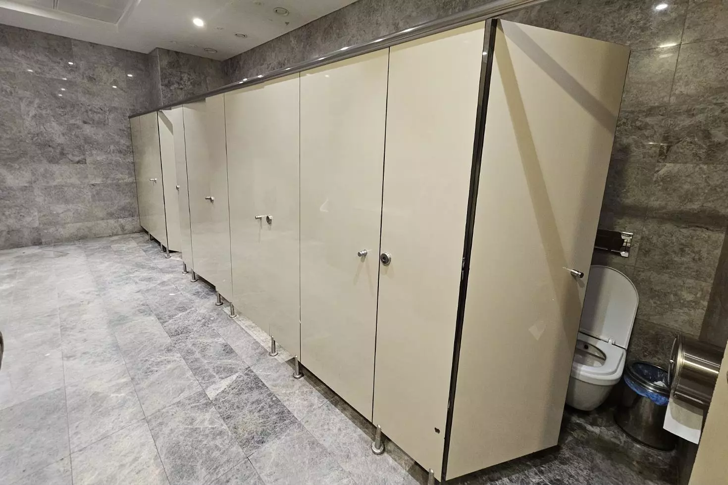 AVM çalışanı kadınlar tuvaletinde kabusu yaşadı Kabinin altından...