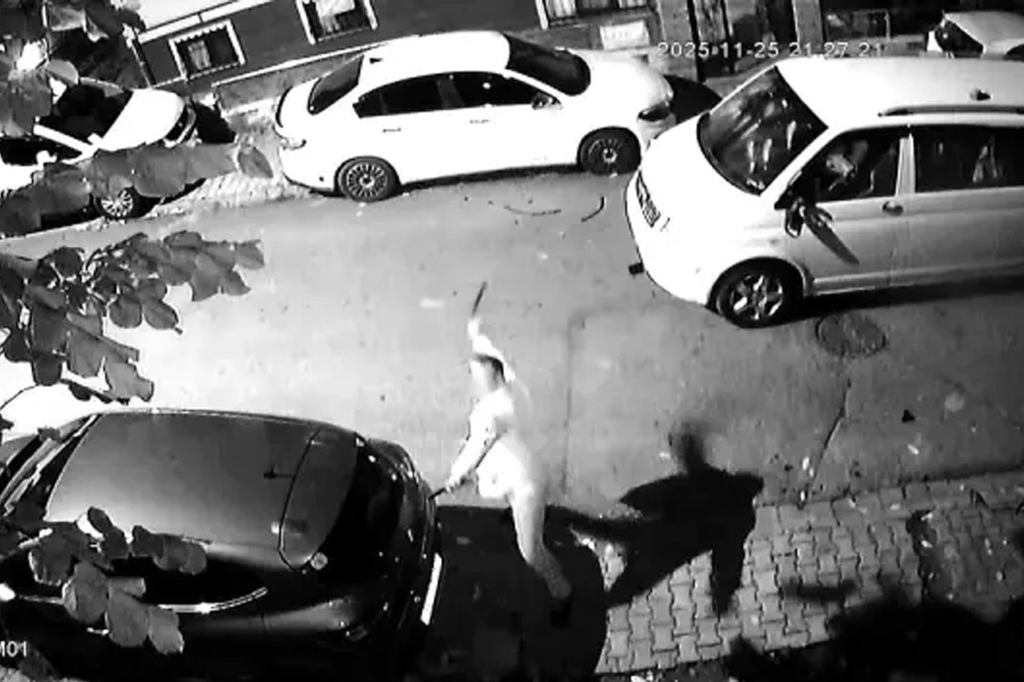 Boşanma krizi mahalleyi karıştırdı, komşusunun aracına da zarar verdi