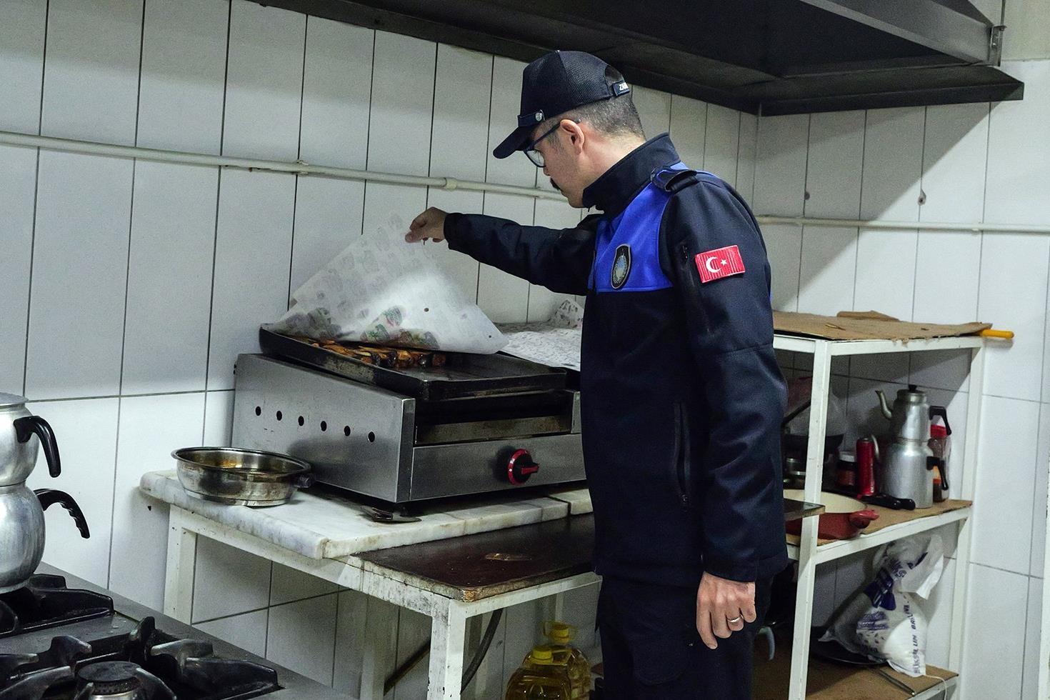 Ankara’da hastaneye kaldırılan 153 kişinin yemek yediği firma mühürlendi