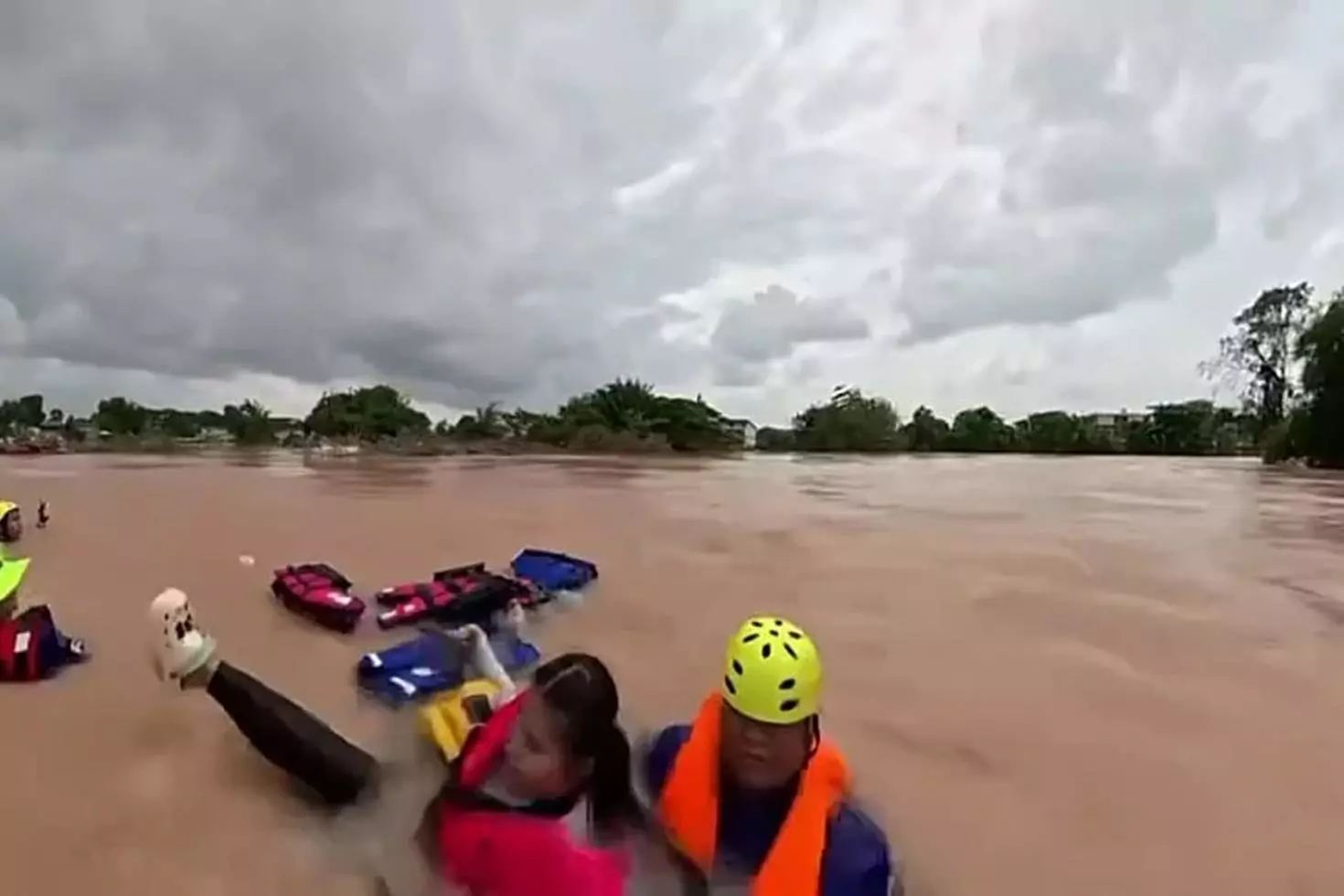 Tayland’da kurtarma botu alabora oldu: Mürettebat tesadüfen kurtuldu
