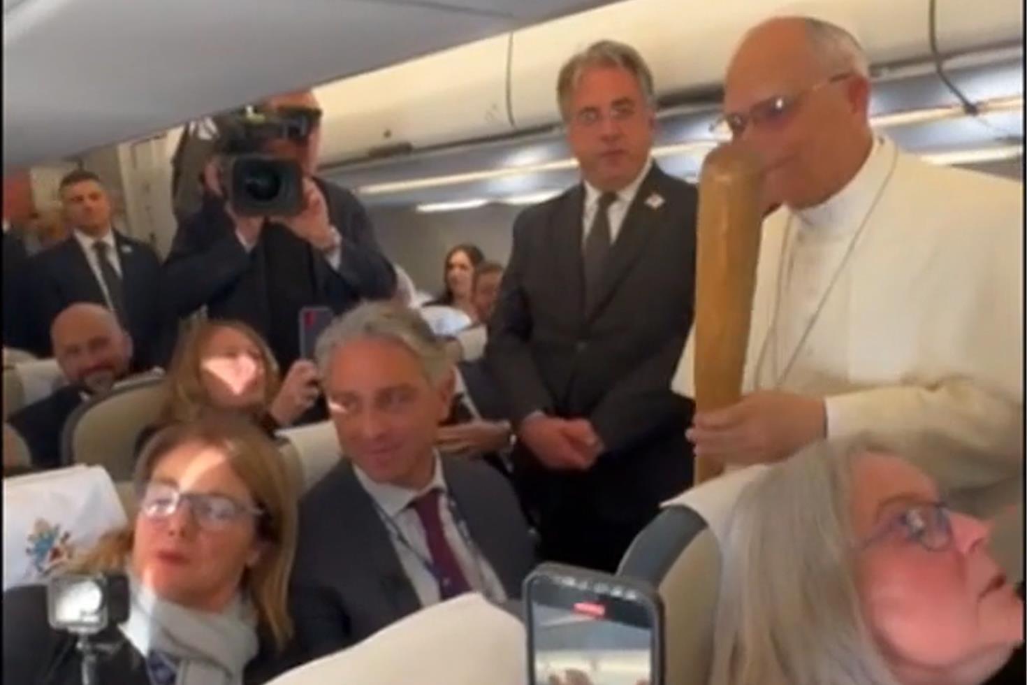 CBS muhabiri Papa’ya beyzbol sopası hediye etti