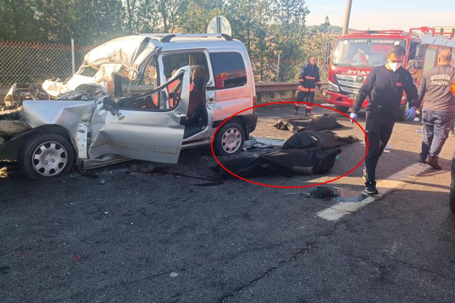 Hafif ticari araç, otoyolda kamyona çarptı 3 ölü, 3 yaralı