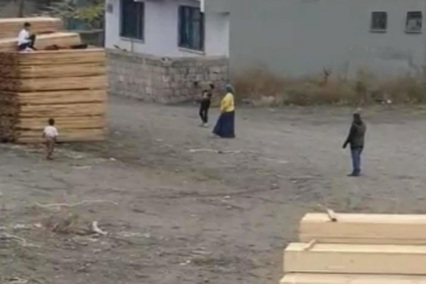 Bu aile yoldan geçen herkesi taşlıyor Mahalleli sokakta yürüyemiyor