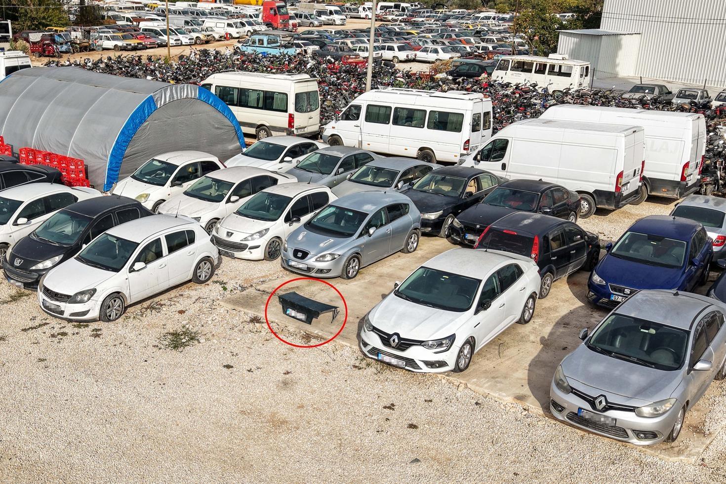 3 yıldır çürümeye terk edilen araçların arasında bekliyor: Taşındığımız her yere götürüyoruz