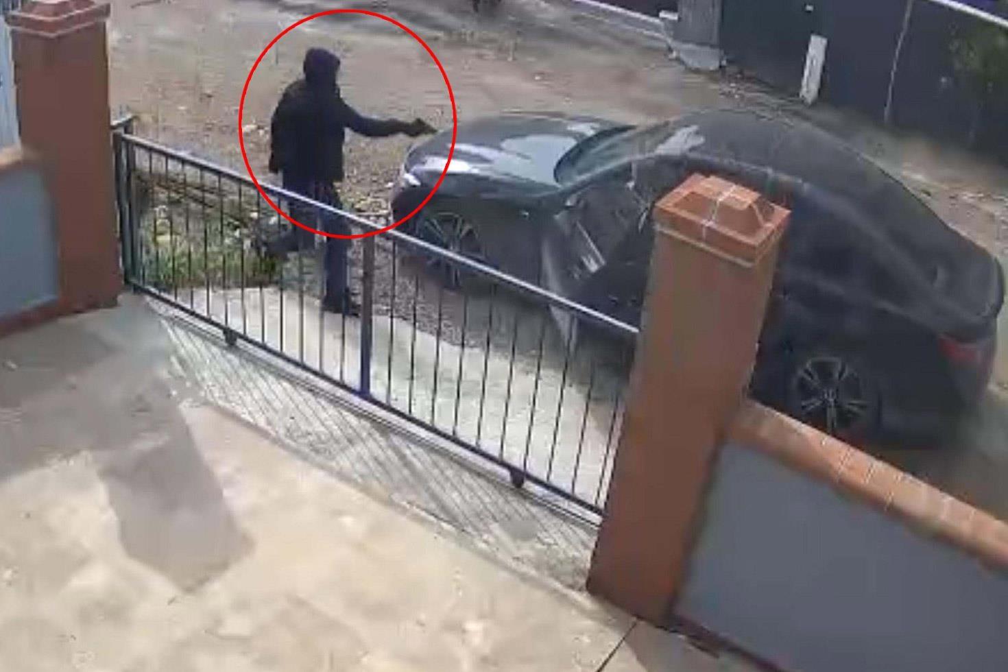 İş insanına evinin önünde silahlı saldırı