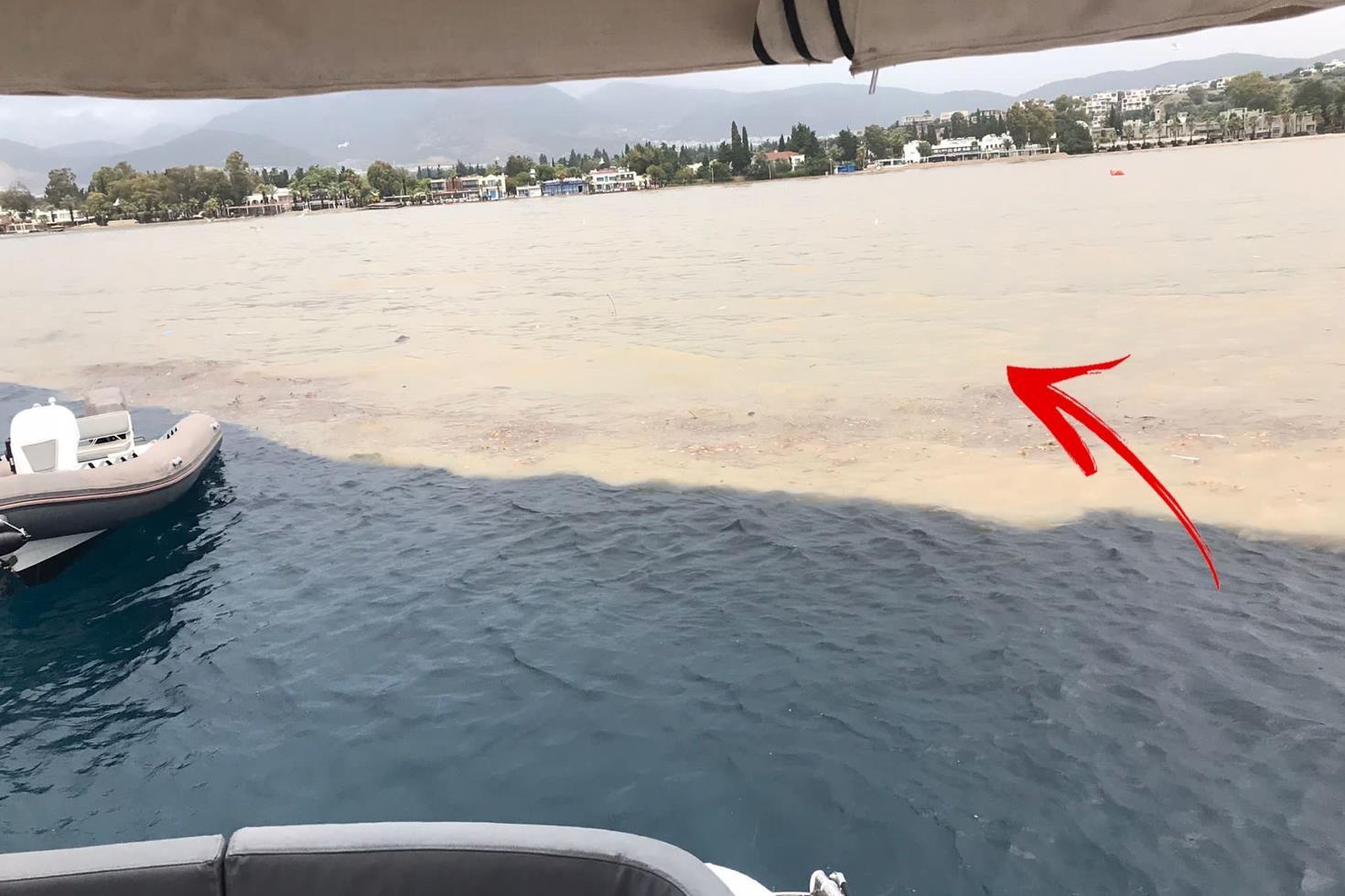 Bodrum’da sağanak yağış sonrası denizin rengi değişti