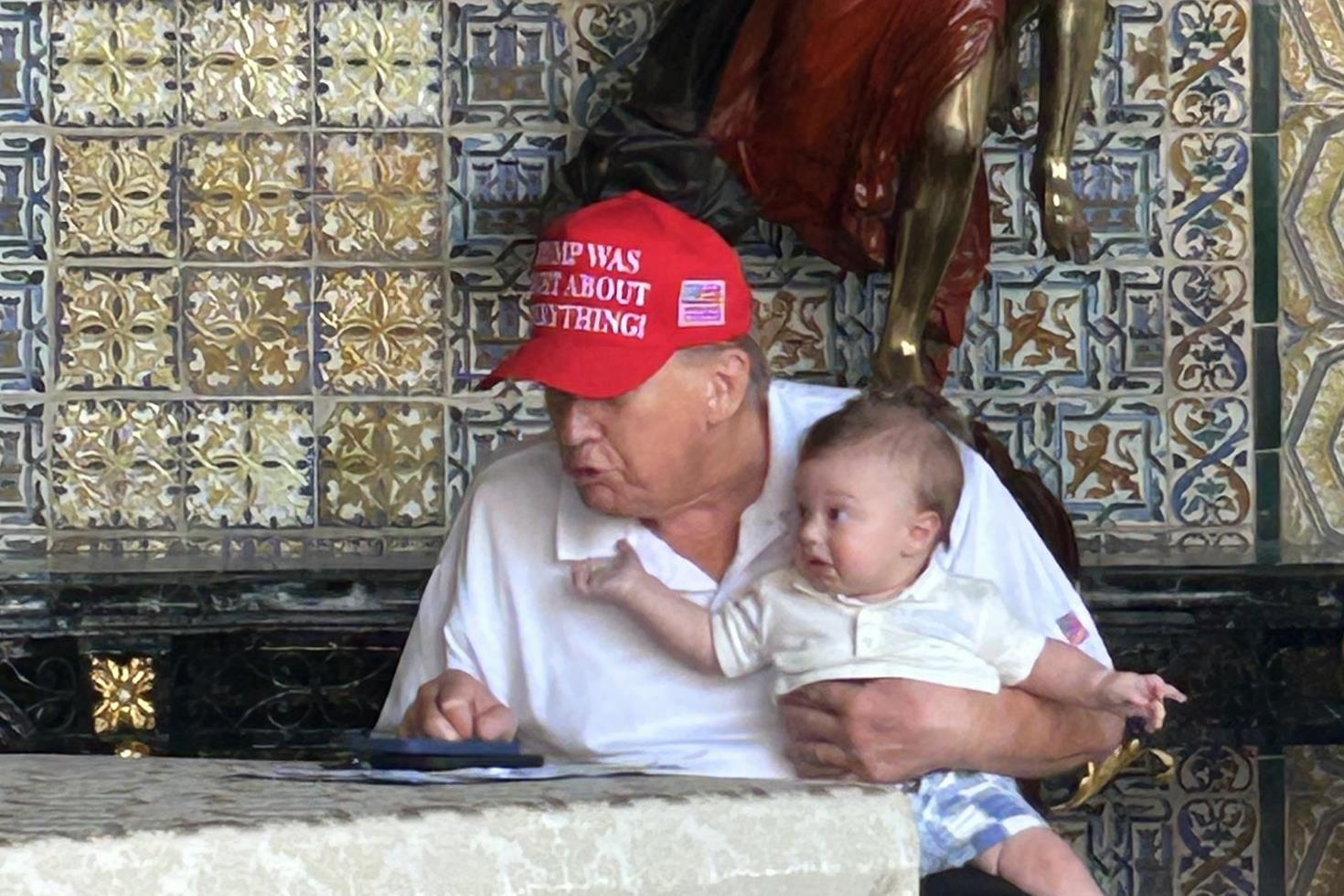 Trump, dede rolüyle gündemde: Torunuyla keyifli bir gün geçirdi