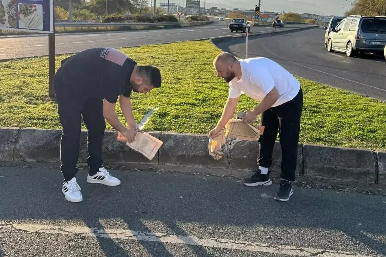 Kur’an-ı Kerim sayfaları yerlere atıldı, skandalın nedeni bambaşka çıktı