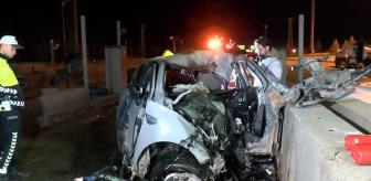 Otomobil gişelere saplandı: Genç doktor feci şekilde can verdi