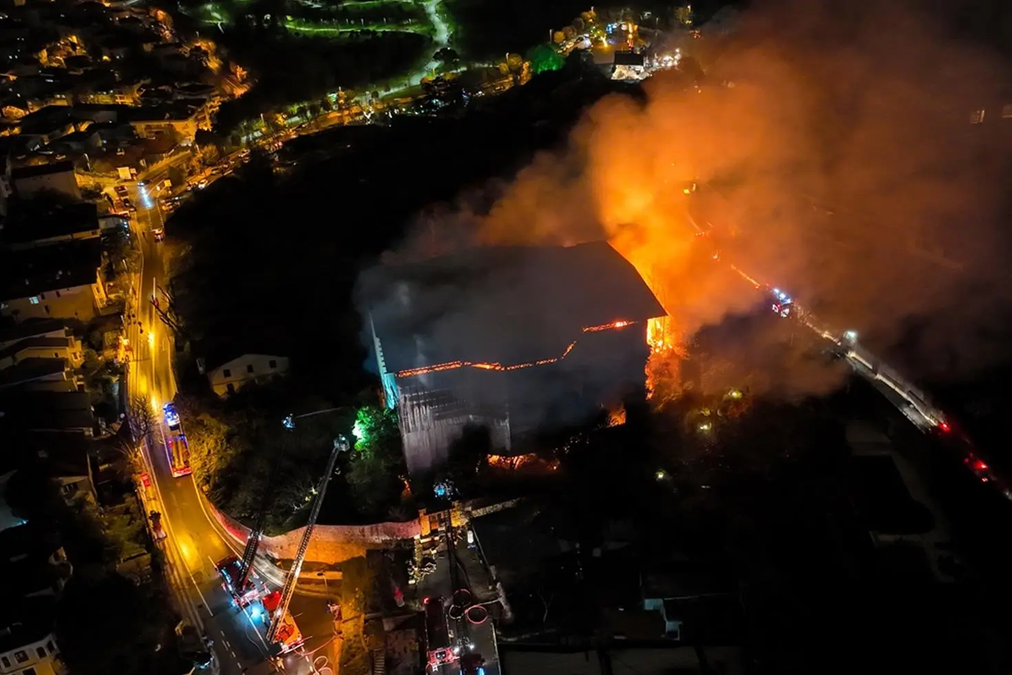 İstanbul’da tarihi köşkü küle çeviren yangın
