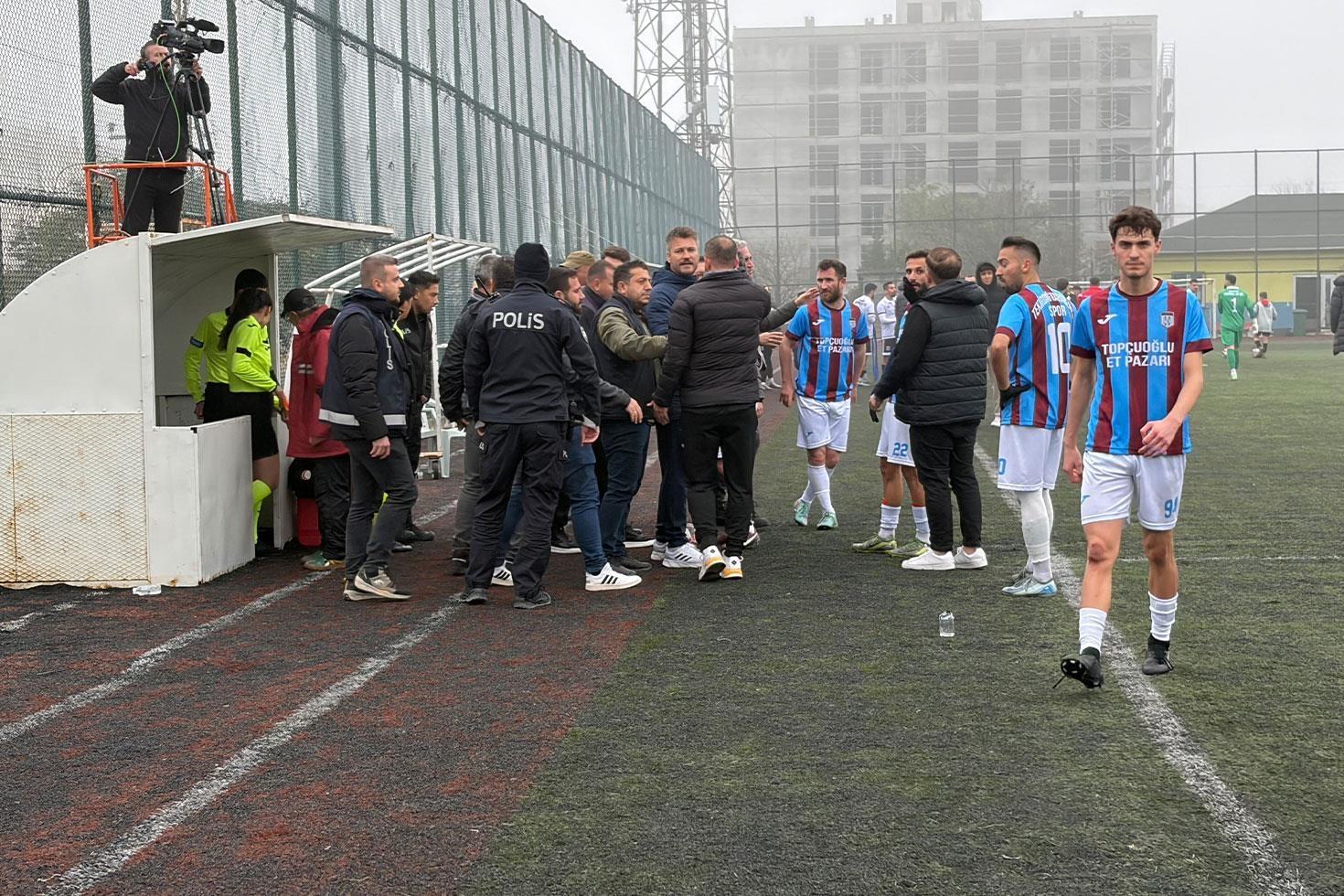 Süper Amatör Lig’de saha karıştı: 5 kırmızı kart çıktı, hakem maçı erteledi