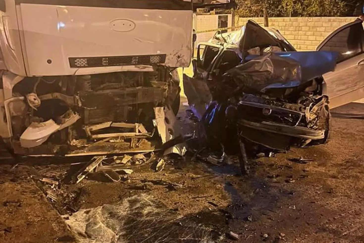 Kontrolden çıkan araç kamyona çarptı 2 genç feci şekilde can verdi