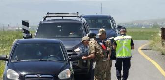 Önce ceza kestiler, kimliğini öğrenince parayı ceplerinden ödediler