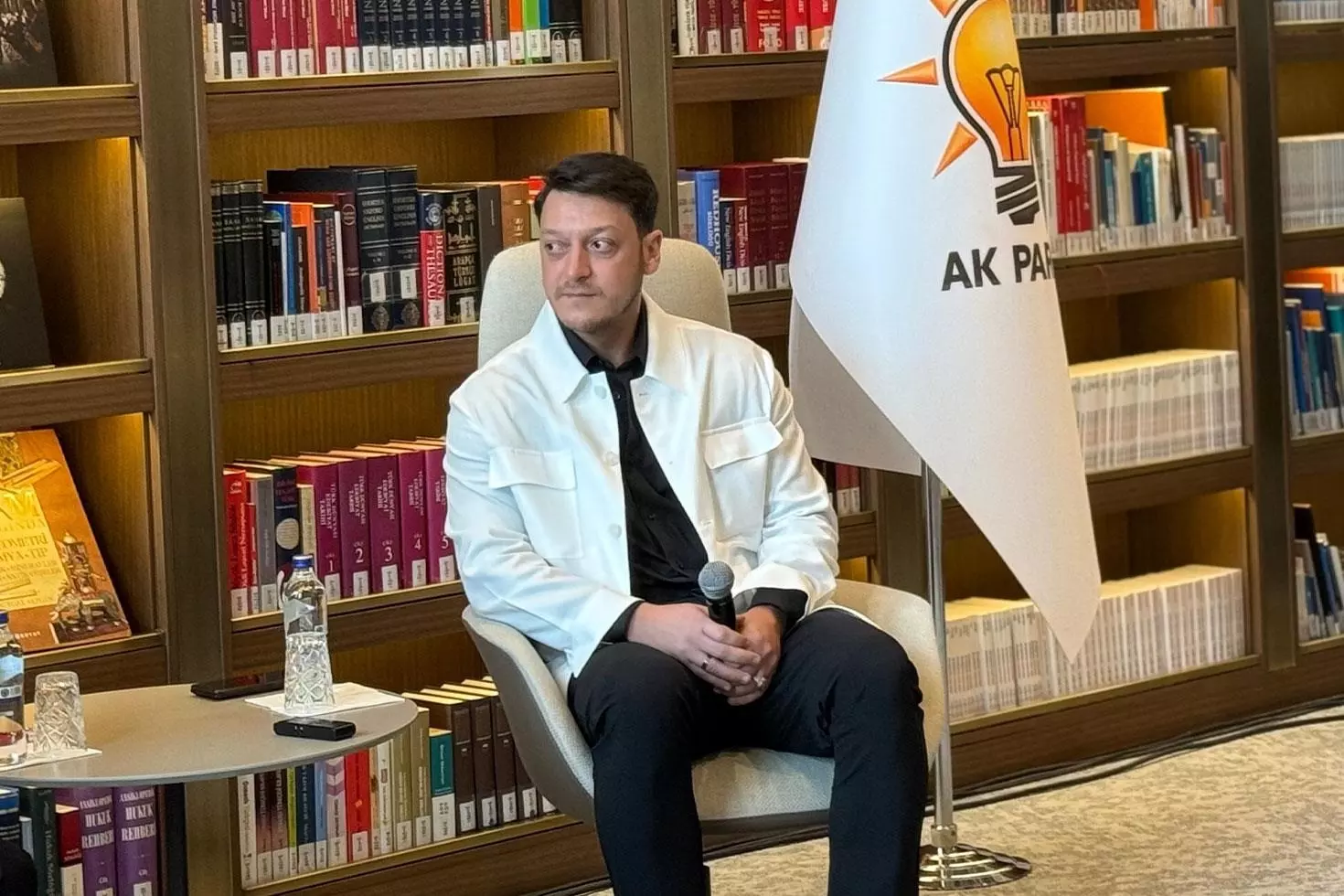 Mesut Özil, ’’Telefonundaki en ünlü kim’’ sorusunu düşünmeden yanıtladı: Gerisi yalan