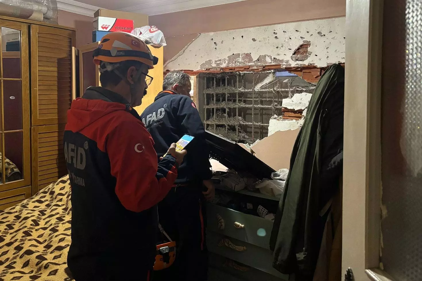 Yer yerinden gerçekten de oynadı Uyanınca yatak odasını bu halde buldu