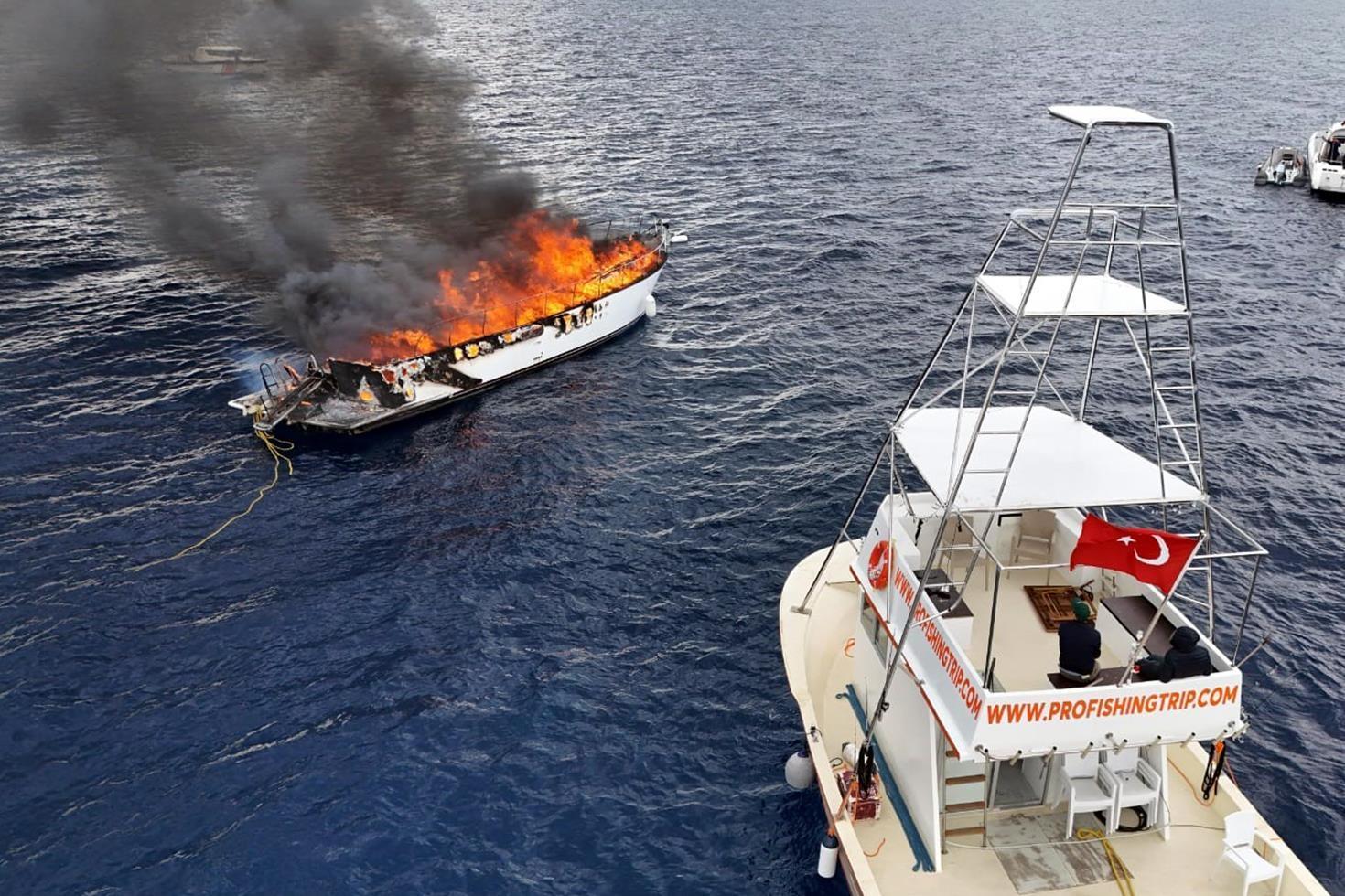 Kalkan açıklarında lüks teknenin alev alev yandığı anlar dronla görüntülendi
