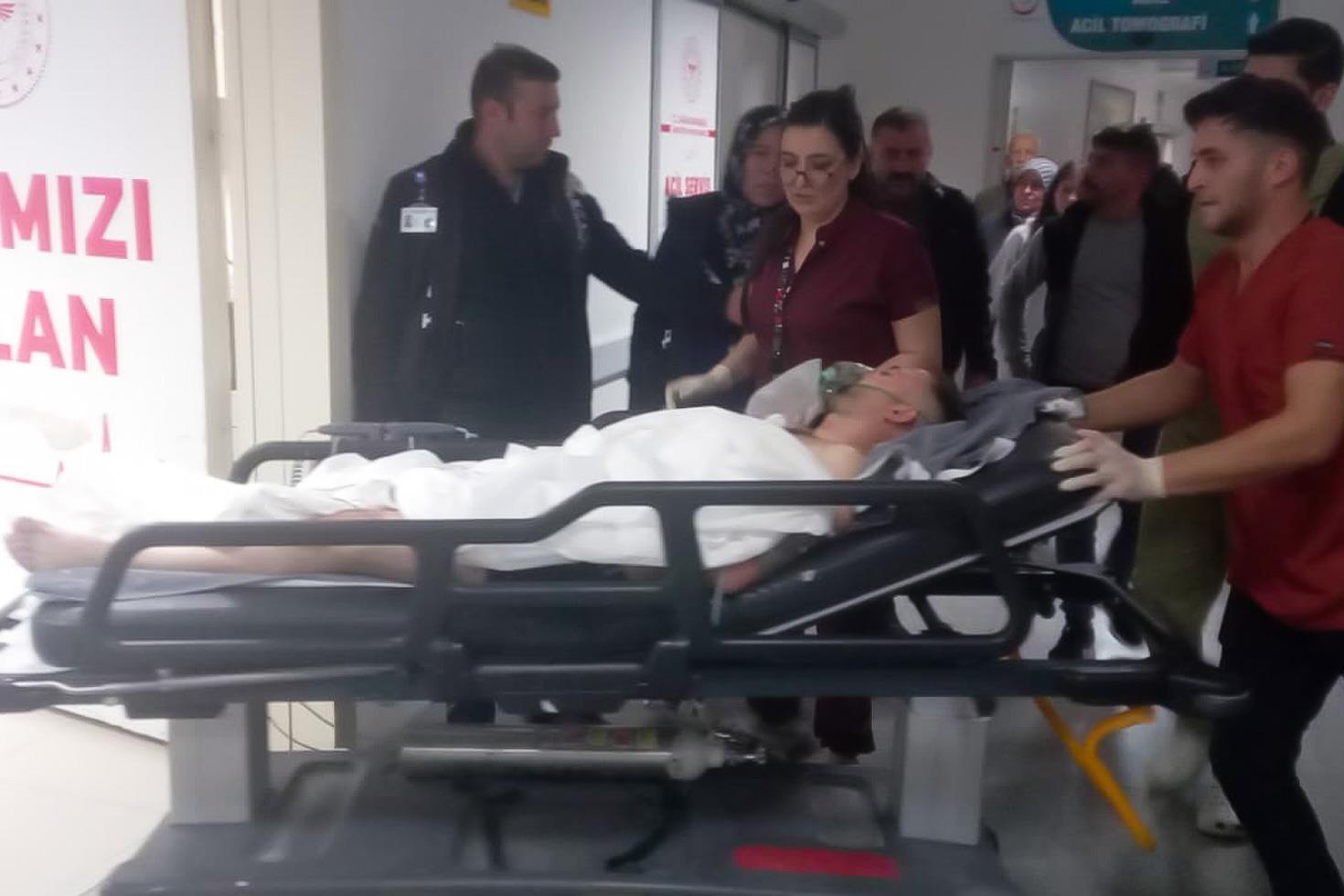 Damadını kalbinden bıçakladı Göğsünde bıçakla hastaneye kaldırıldı