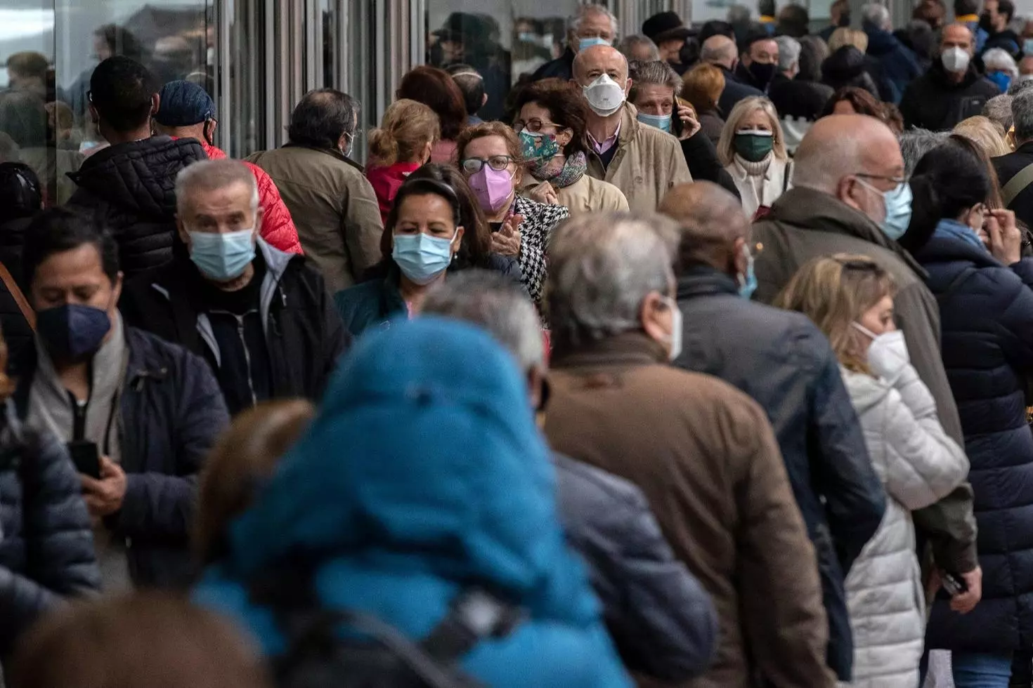 Vakalar patladı, Avrupa ülkesinde maske zorunluluğu geri dönüyor