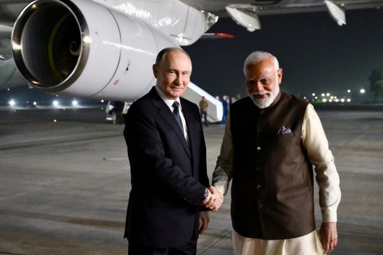 Putin 4 yıl sonra Hindistan’da: Binlerce kişi uçağını takip etti