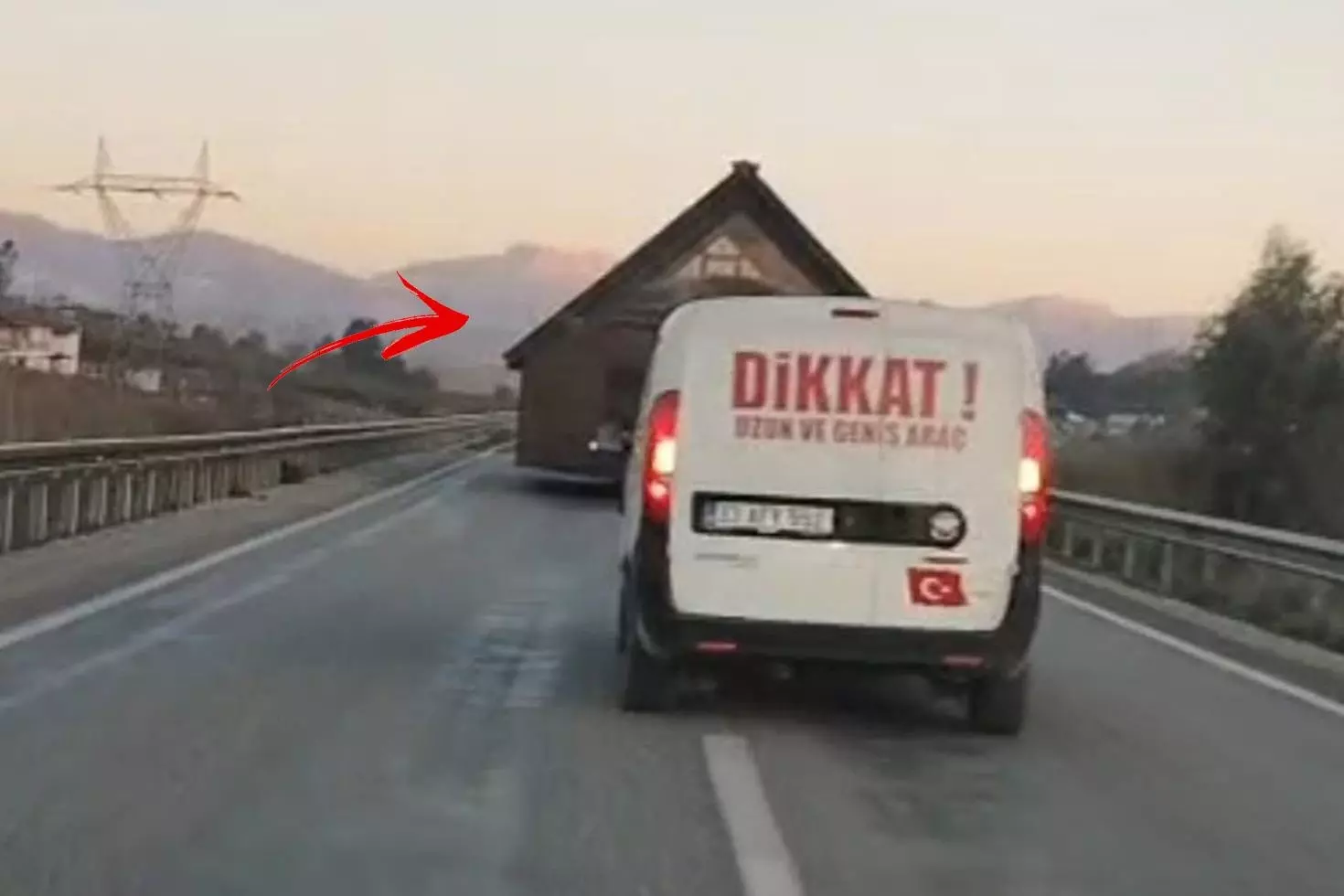 Prefabrik ev taşıyan tır trafiği altüst etti
