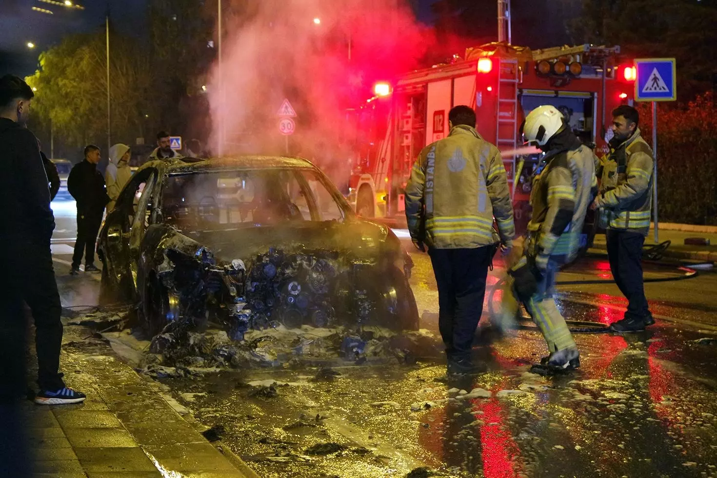 Küçükçekmece’de seyir halindeyken alev alan otomobil kullanılamaz hale geldi