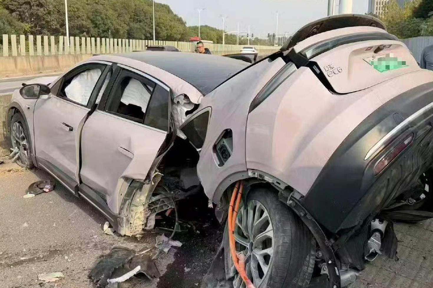 Dev firmanın elektrikli aracı kazada ikiye bölündü