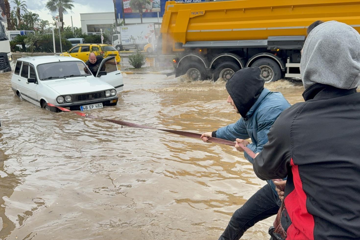 Meteoroloji’nin turuncu kodla uyardığı ilçeyi sel aldı Yollar göle döndü, hayat durdu