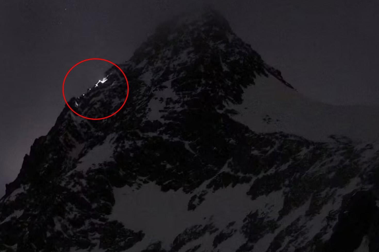 Talihsiz kadın, zirveye 50 metre kala partneri tarafından ölüme terk edildi