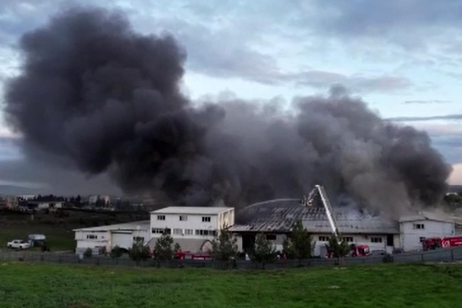 Kauçuk fabrikasında yangın Dumanlar gökyüzünü kapladı, çok sayıda ekip sevk edildi