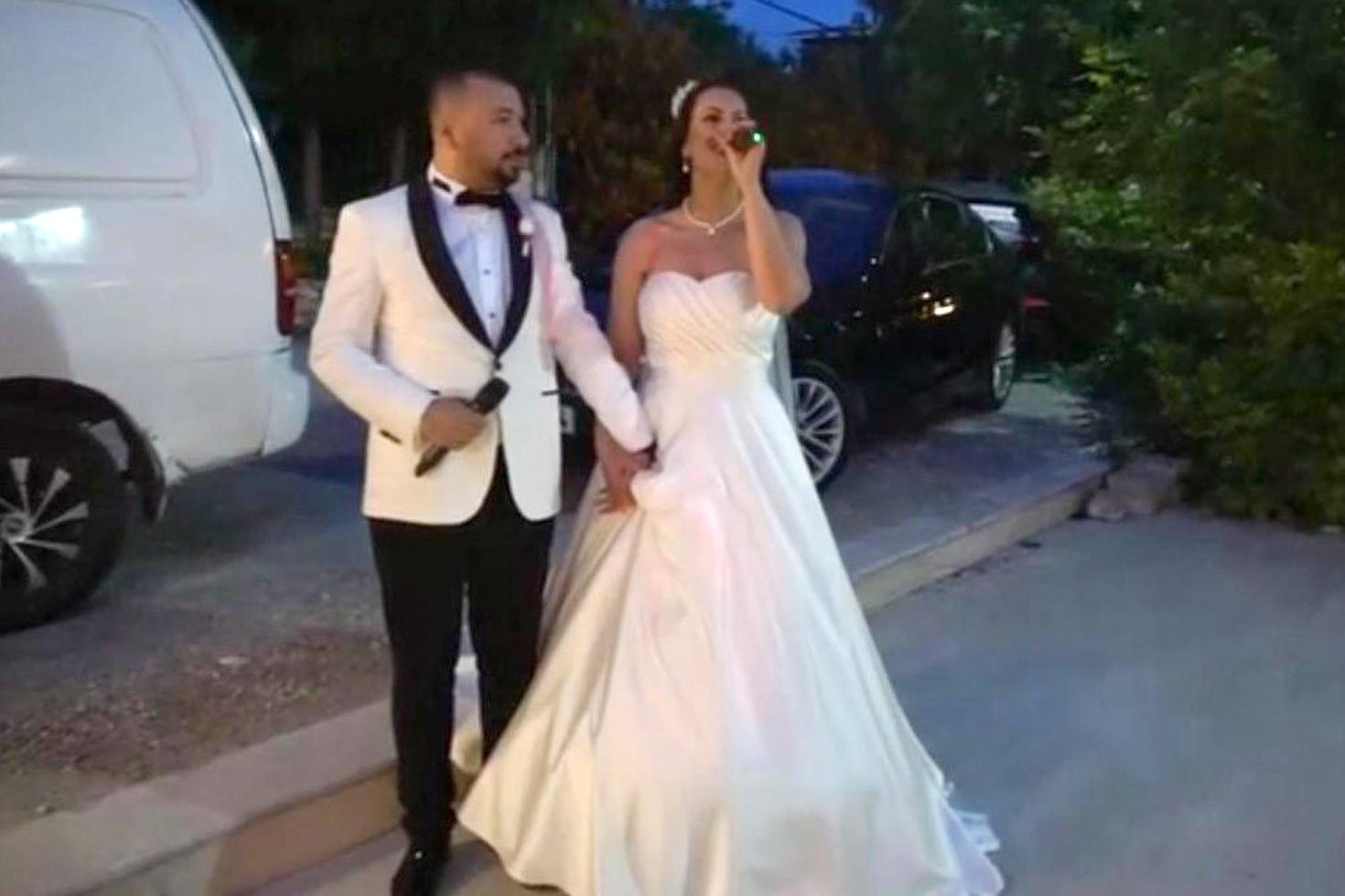 Kendi düğünlerinde söyledikleri şarkı pahalıya patladı