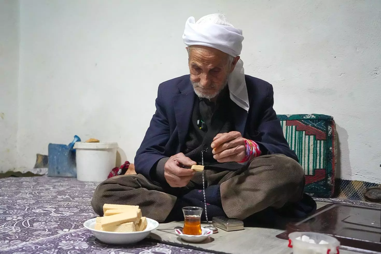 Rüstem dede 50 yıldır sadece çay içip ve gofret yiyor