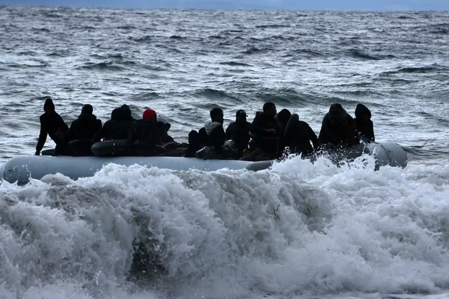 Girit açıklarında göçmenleri taşıyan bot battı: 18 ölü