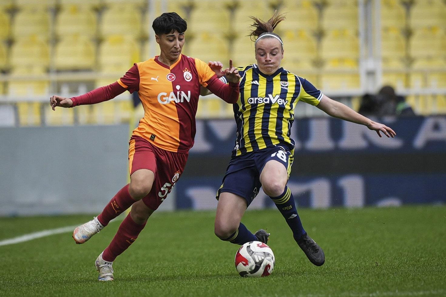 Kadınlar derbisinde Galatasaray’ı deviren Fenerbahçe 11’de 11 yaparak liderliğe yükseldi